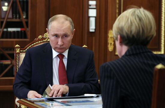 Президент РФ В. Путин провел встречу с главой фонда "Талант и успех" Е. Шмелевой