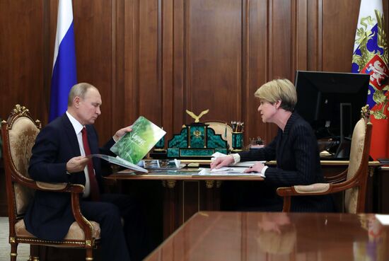Президент РФ В. Путин провел встречу с главой фонда "Талант и успех" Е. Шмелевой