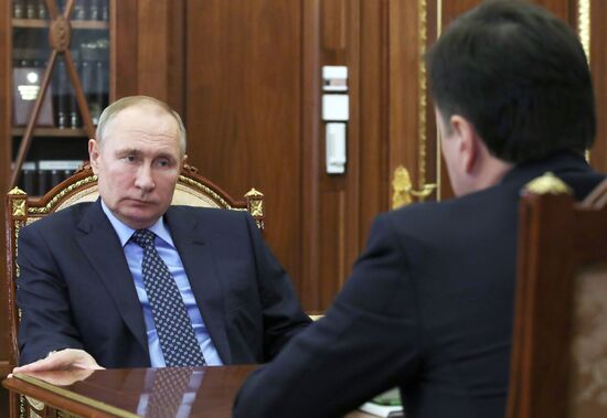 Президент РФ В. Путин провел встречу с губернатором Московской области А. Воробьевым