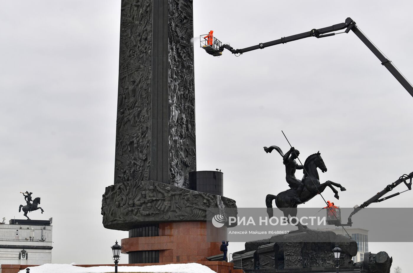 Помывка монумента Победы на Поклонной горе 