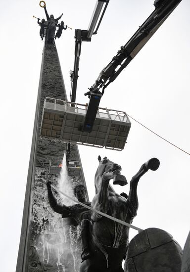 Помывка монумента Победы на Поклонной горе 