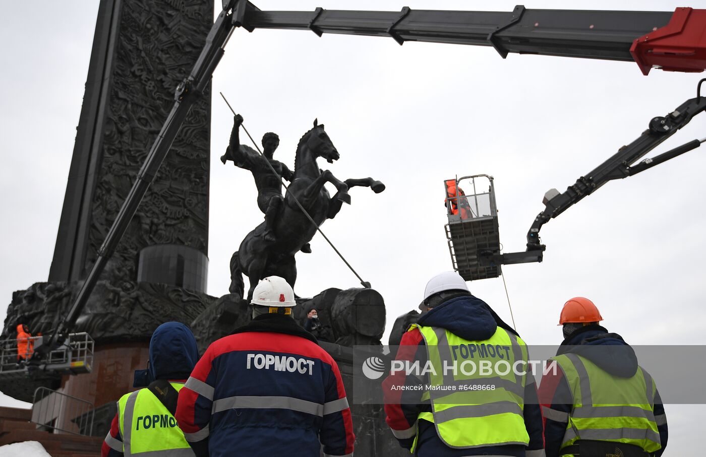 Помывка монумента Победы на Поклонной горе 