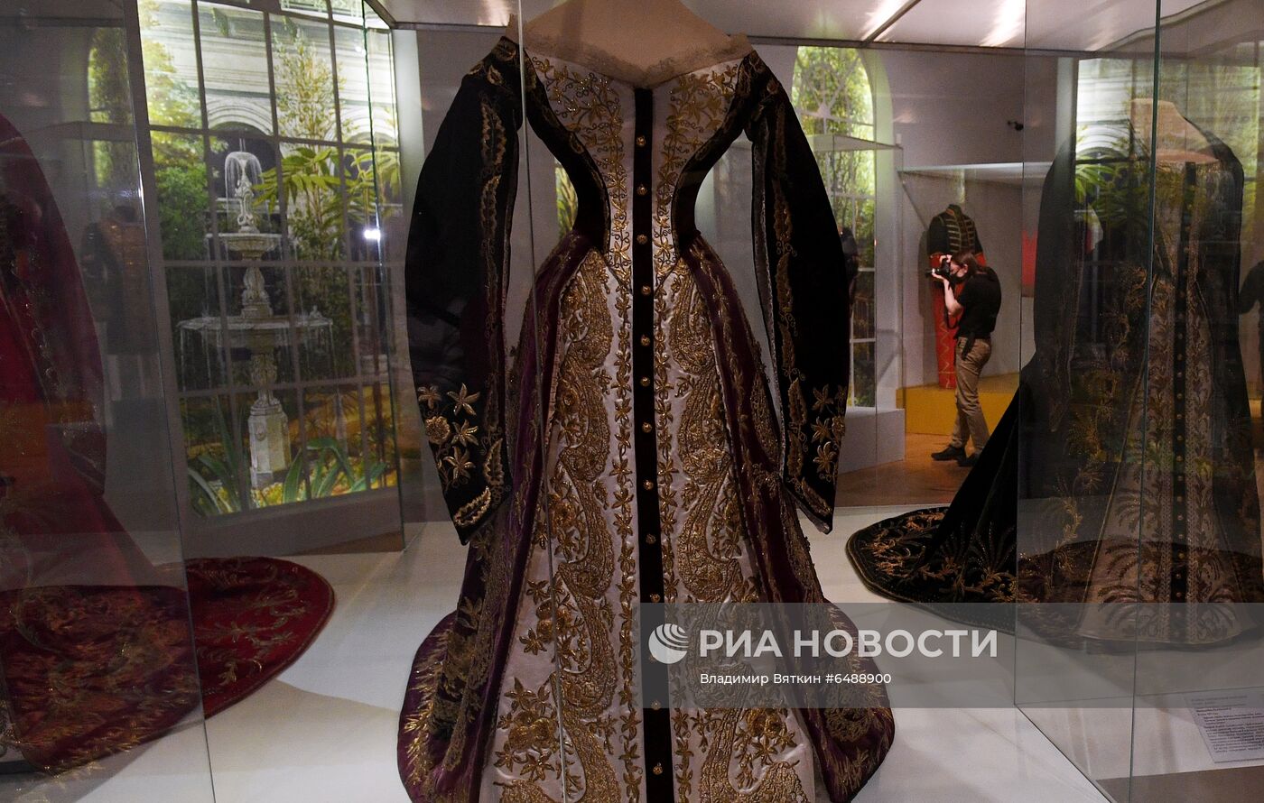 Выставка "Придворный костюм середины XIX - начала XX века из собрания Государственного Эрмитажа"