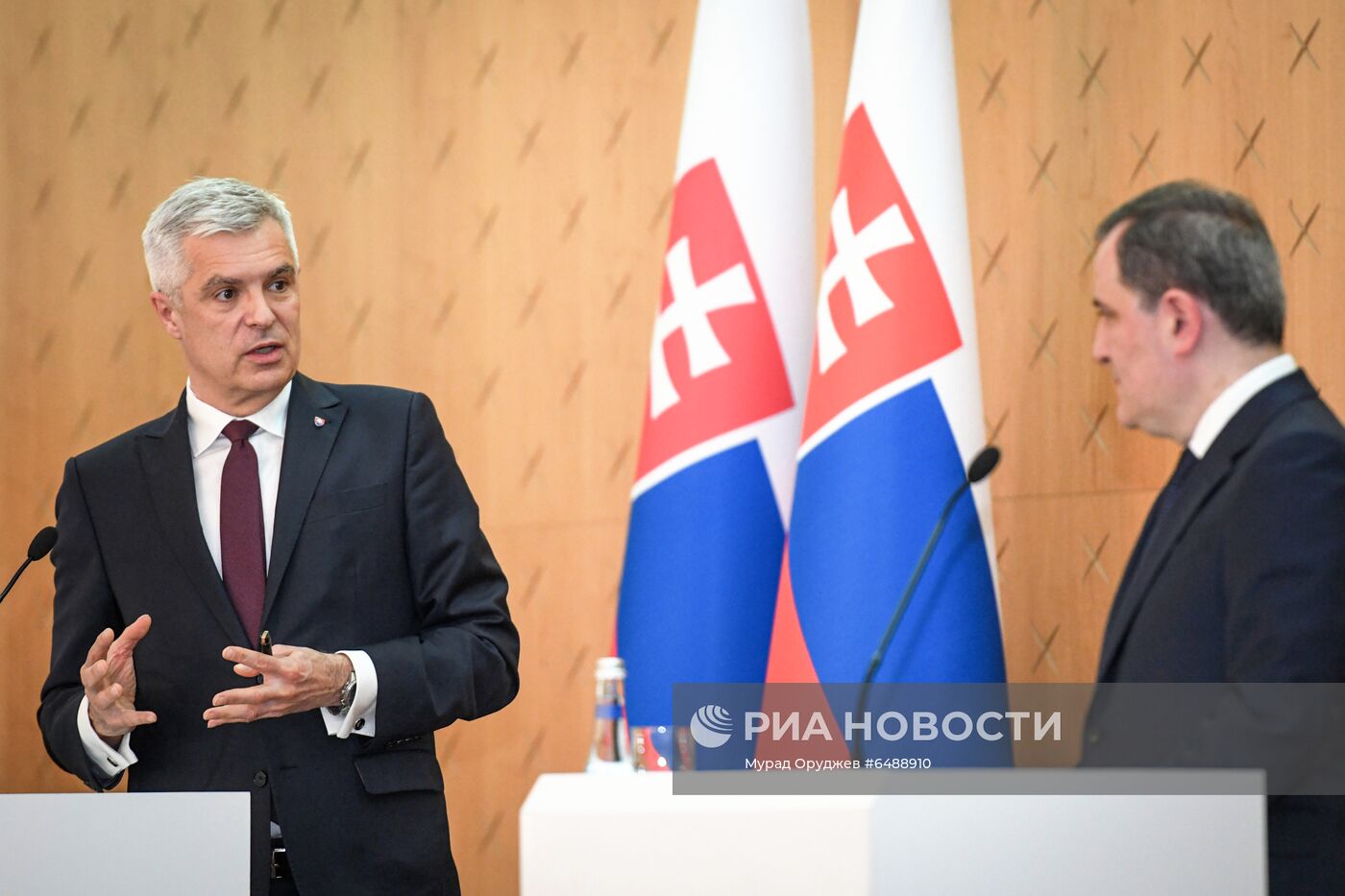 Пресс-конференция глав МИД Азербайджана и Словакии Д. Байрамова и И. Корчока