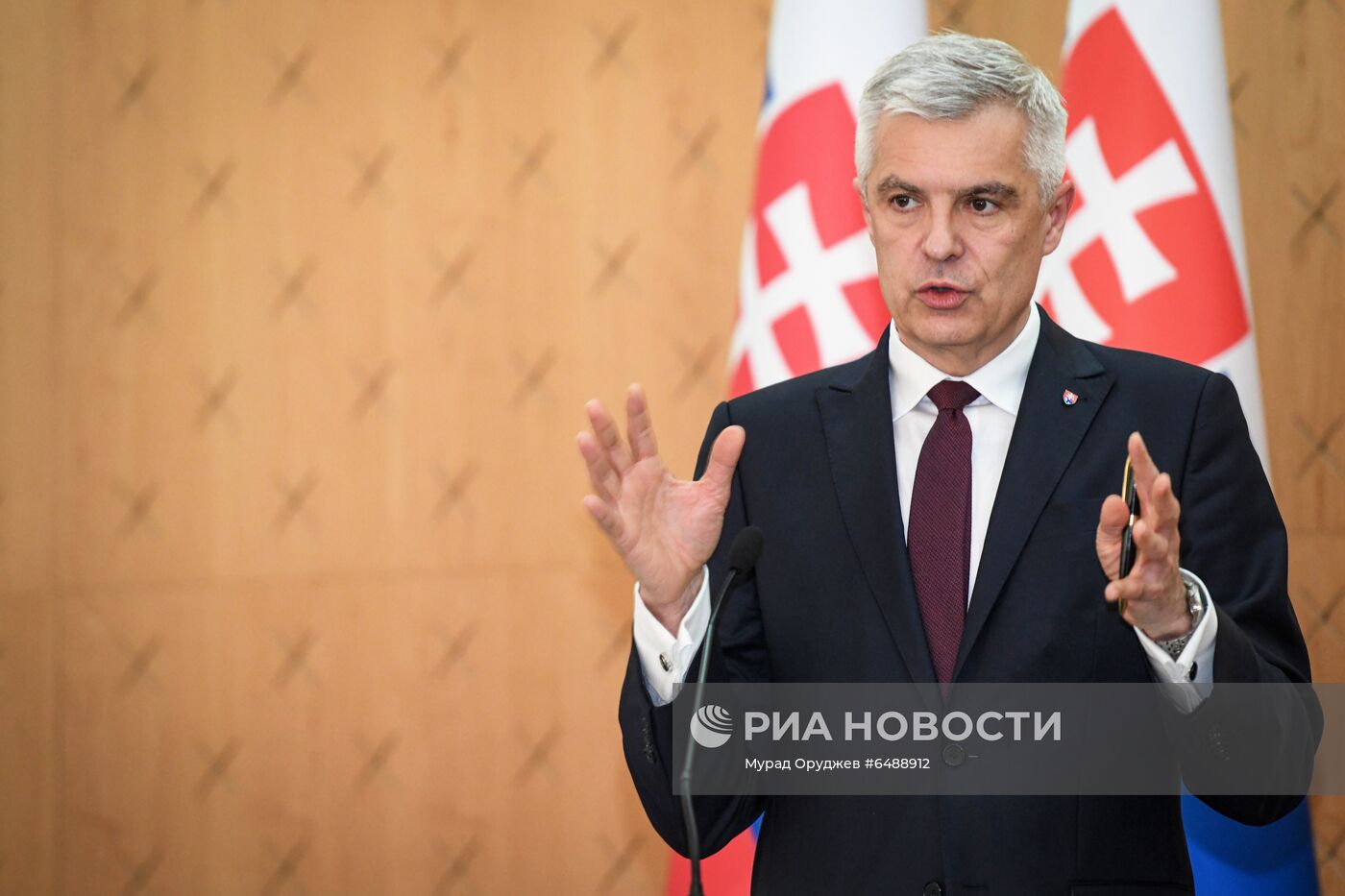 Пресс-конференция глав МИД Азербайджана и Словакии Д. Байрамова и И. Корчока