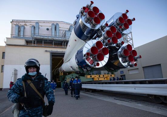 Вывоз ракеты-носителя "Союз-2.1а" с разгонным блоком "Фрегат"