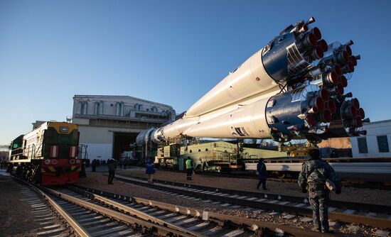 Вывоз ракеты-носителя "Союз-2.1а" с разгонным блоком "Фрегат"