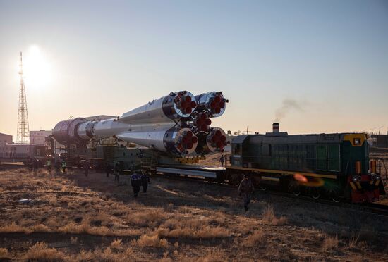 Вывоз ракеты-носителя "Союз-2.1а" с разгонным блоком "Фрегат"