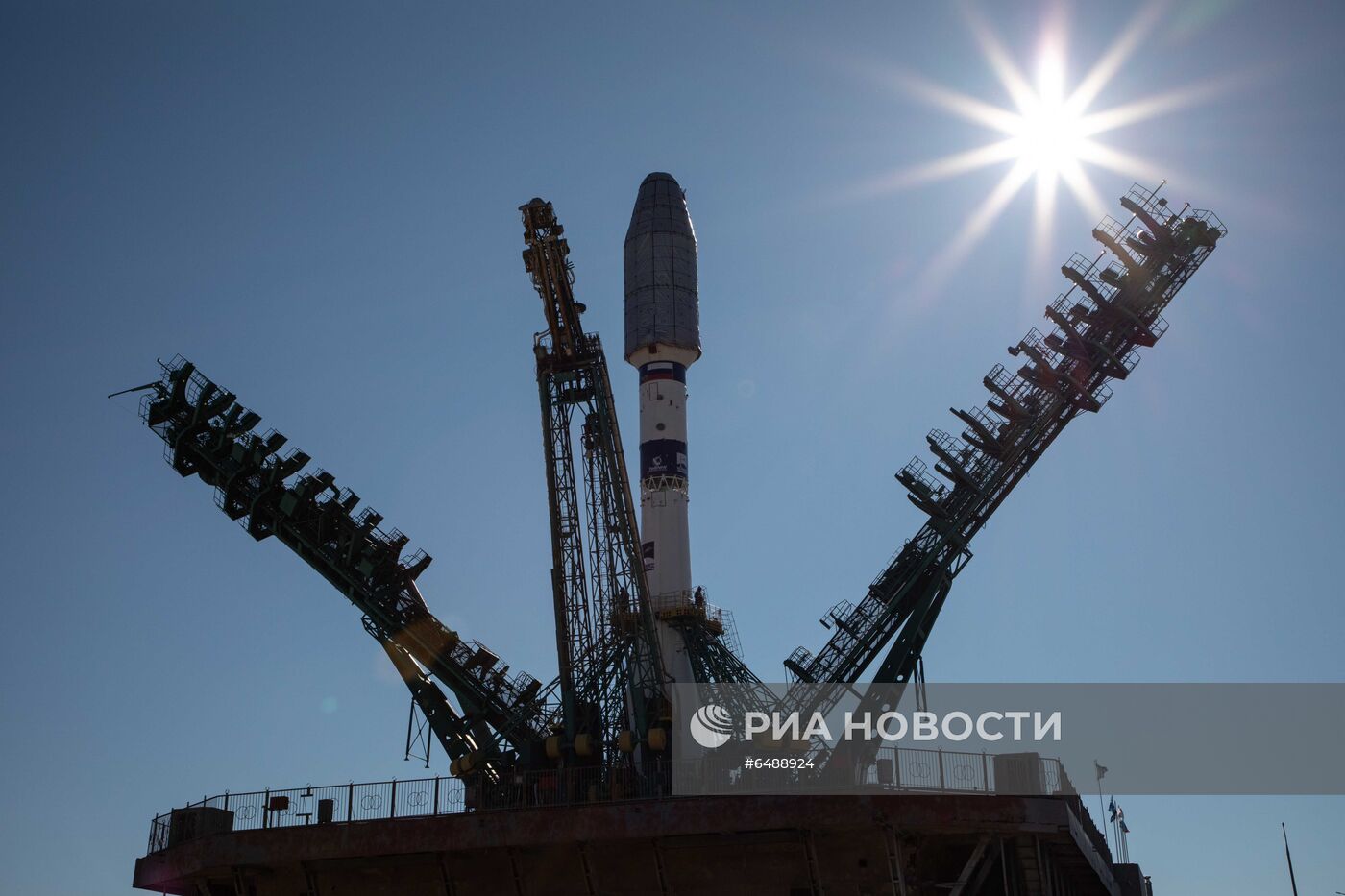 Вывоз ракеты-носителя "Союз-2.1а" с разгонным блоком "Фрегат"