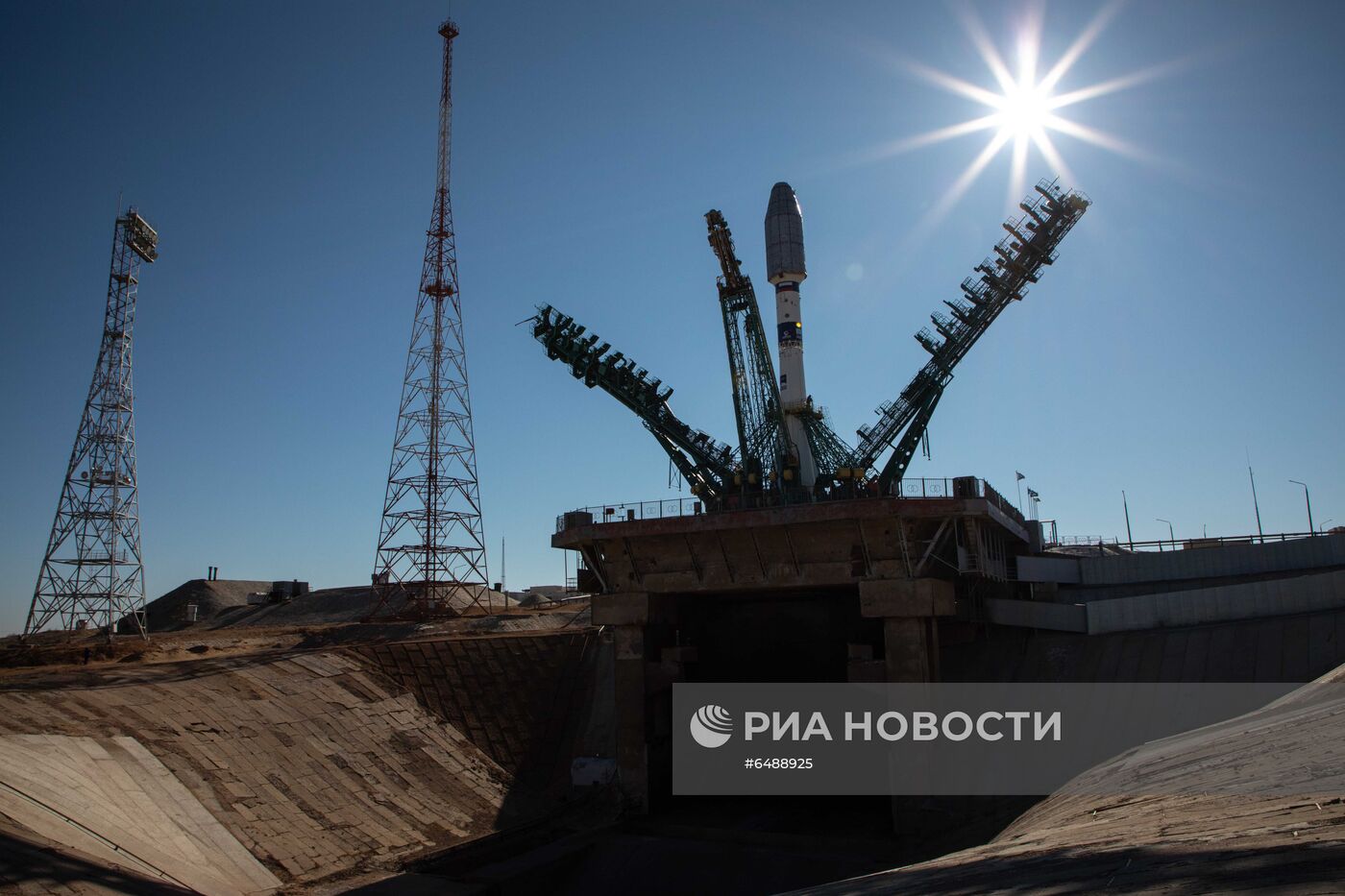 Вывоз ракеты-носителя "Союз-2.1а" с разгонным блоком "Фрегат"