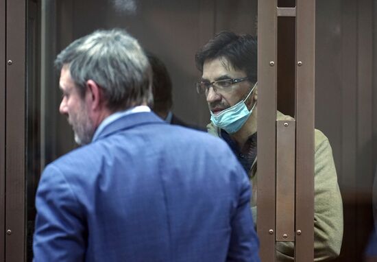 Ходатайство следствия о продлении срока ареста М. Абызову