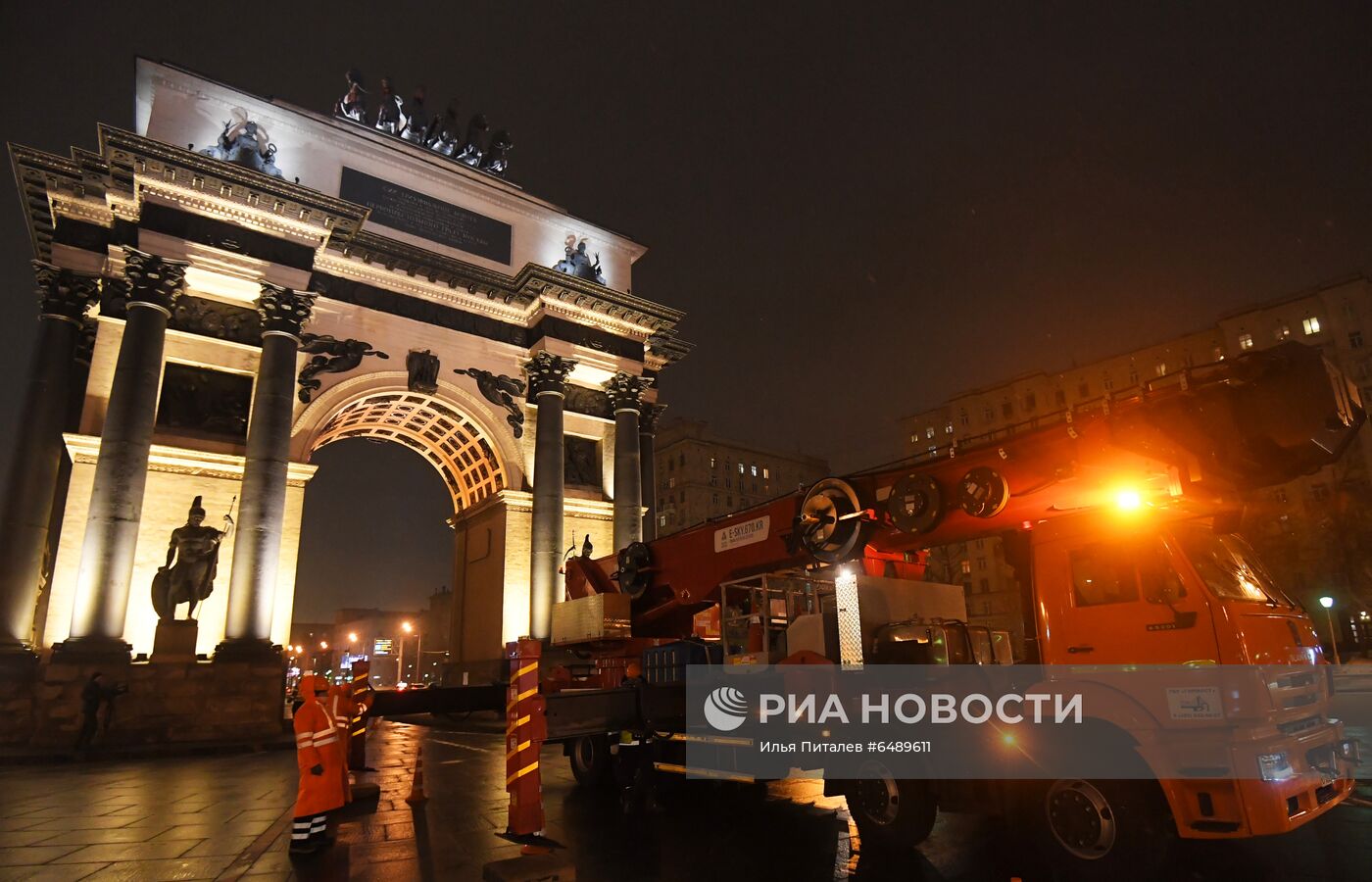 В Москве помыли Триумфальную арку на Кутузовском проспекте