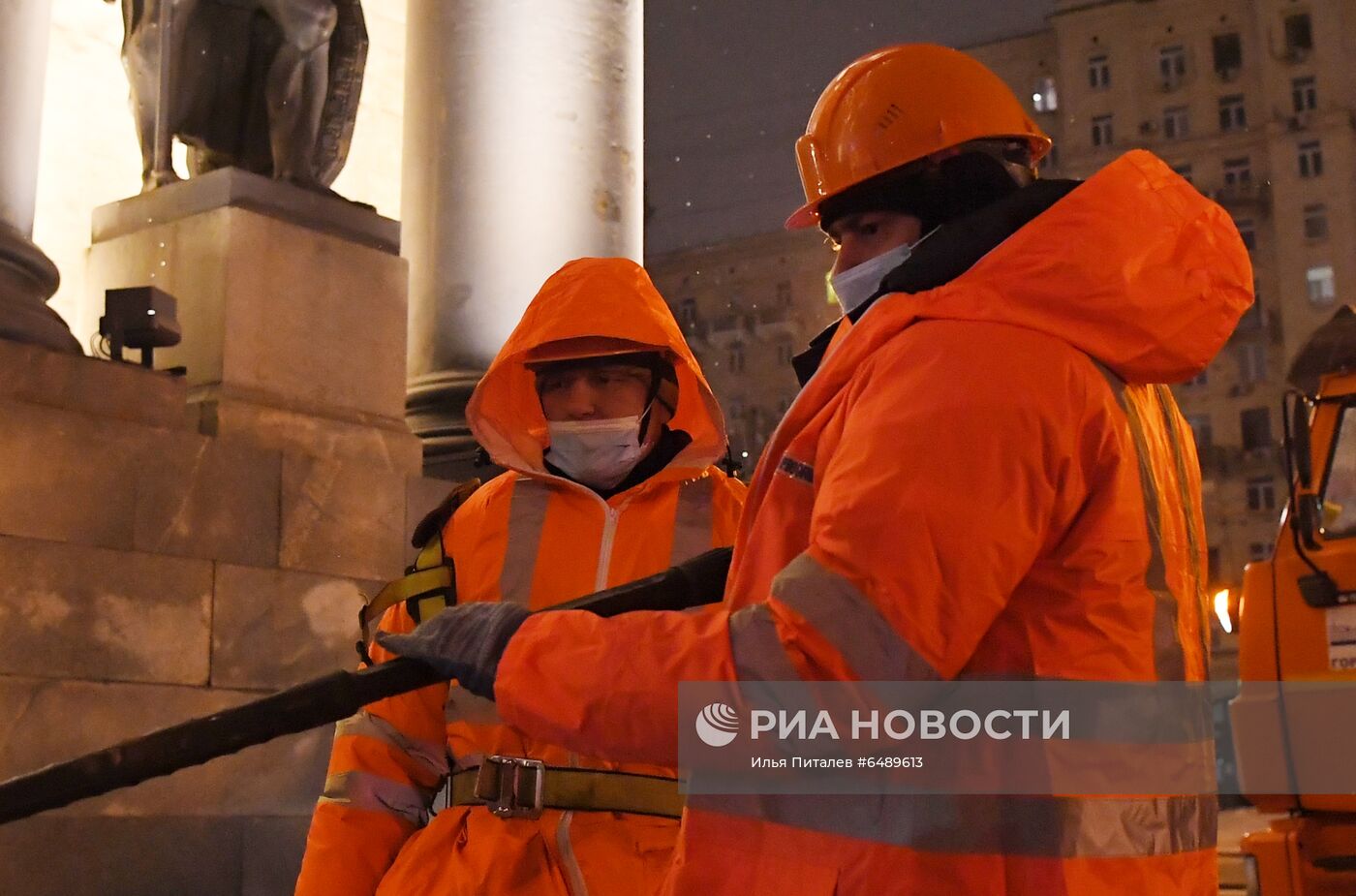 В Москве помыли Триумфальную арку на Кутузовском проспекте