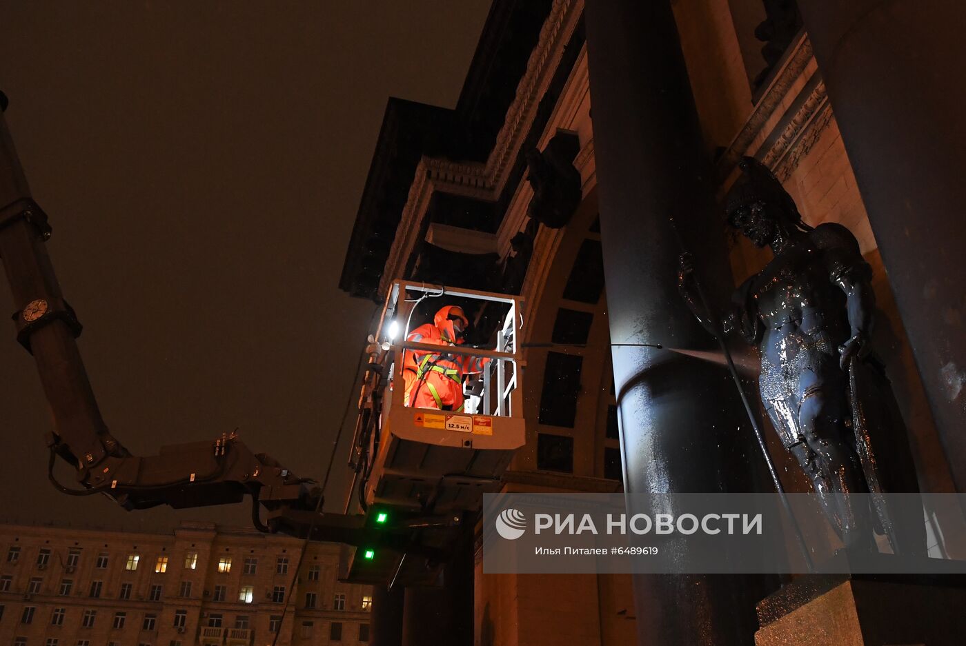 В Москве помыли Триумфальную арку на Кутузовском проспекте