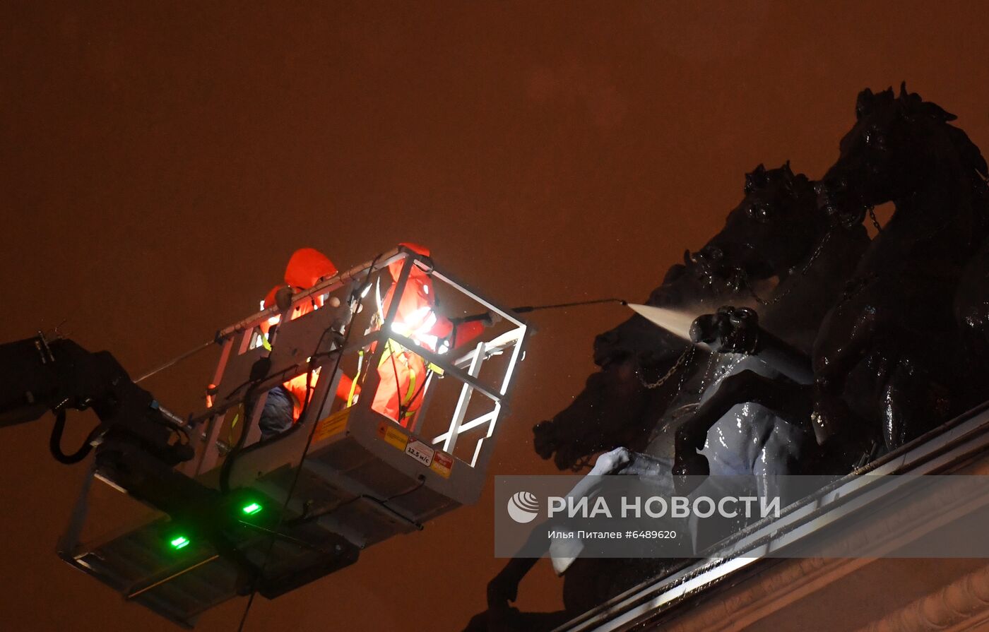 В Москве помыли Триумфальную арку на Кутузовском проспекте