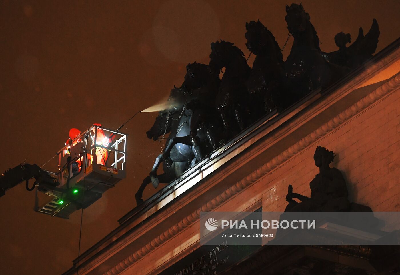 В Москве помыли Триумфальную арку на Кутузовском проспекте