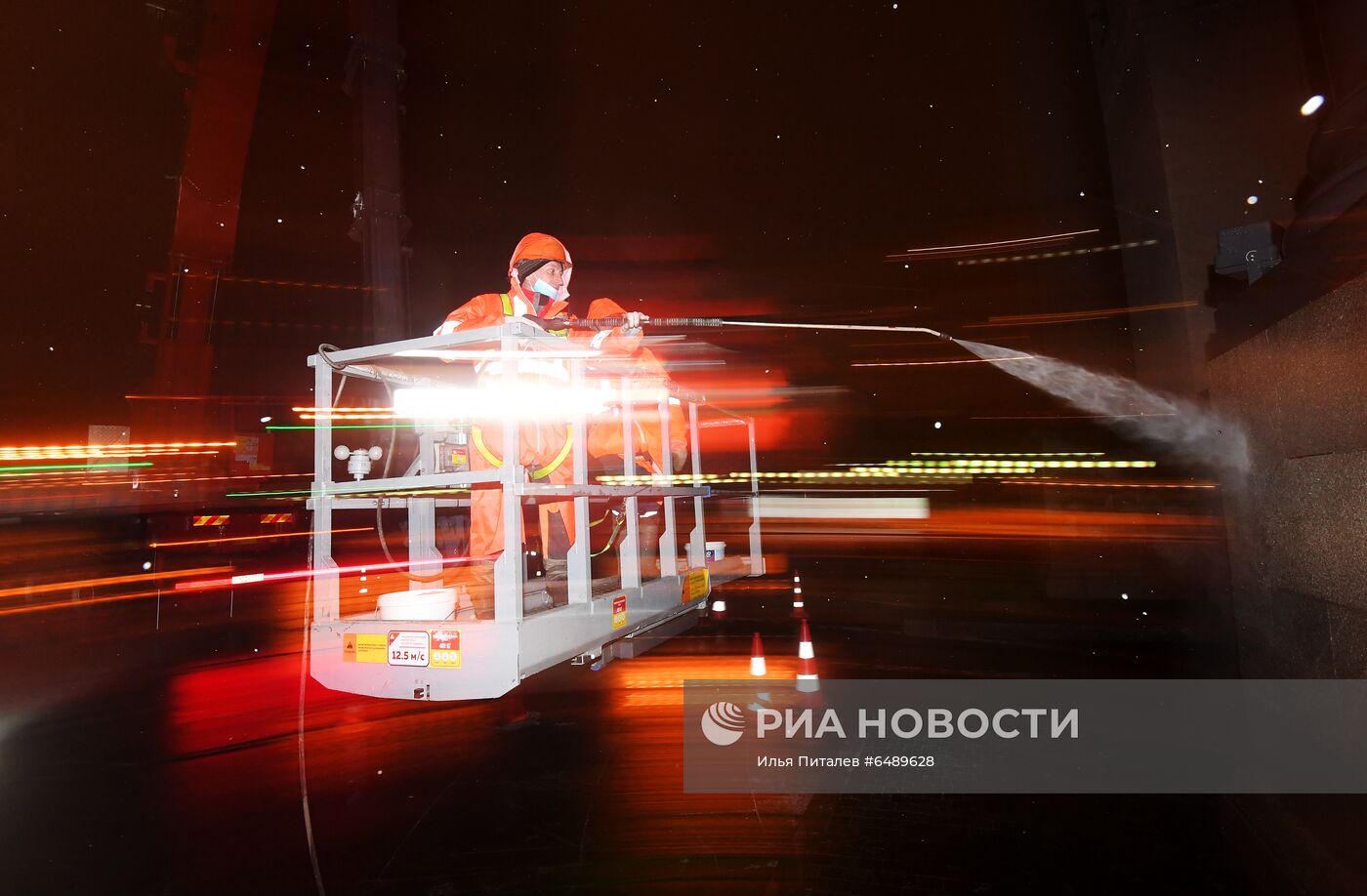 В Москве помыли Триумфальную арку на Кутузовском проспекте