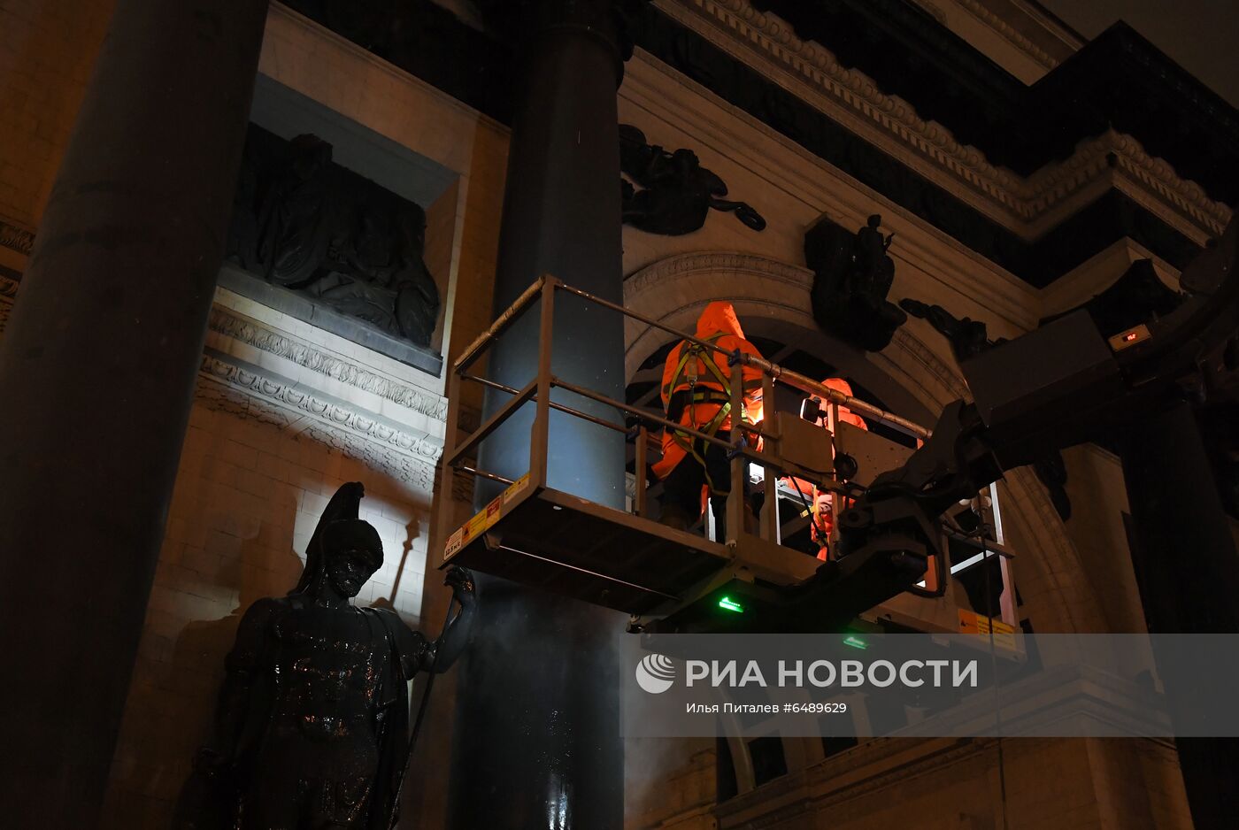 В Москве помыли Триумфальную арку на Кутузовском проспекте