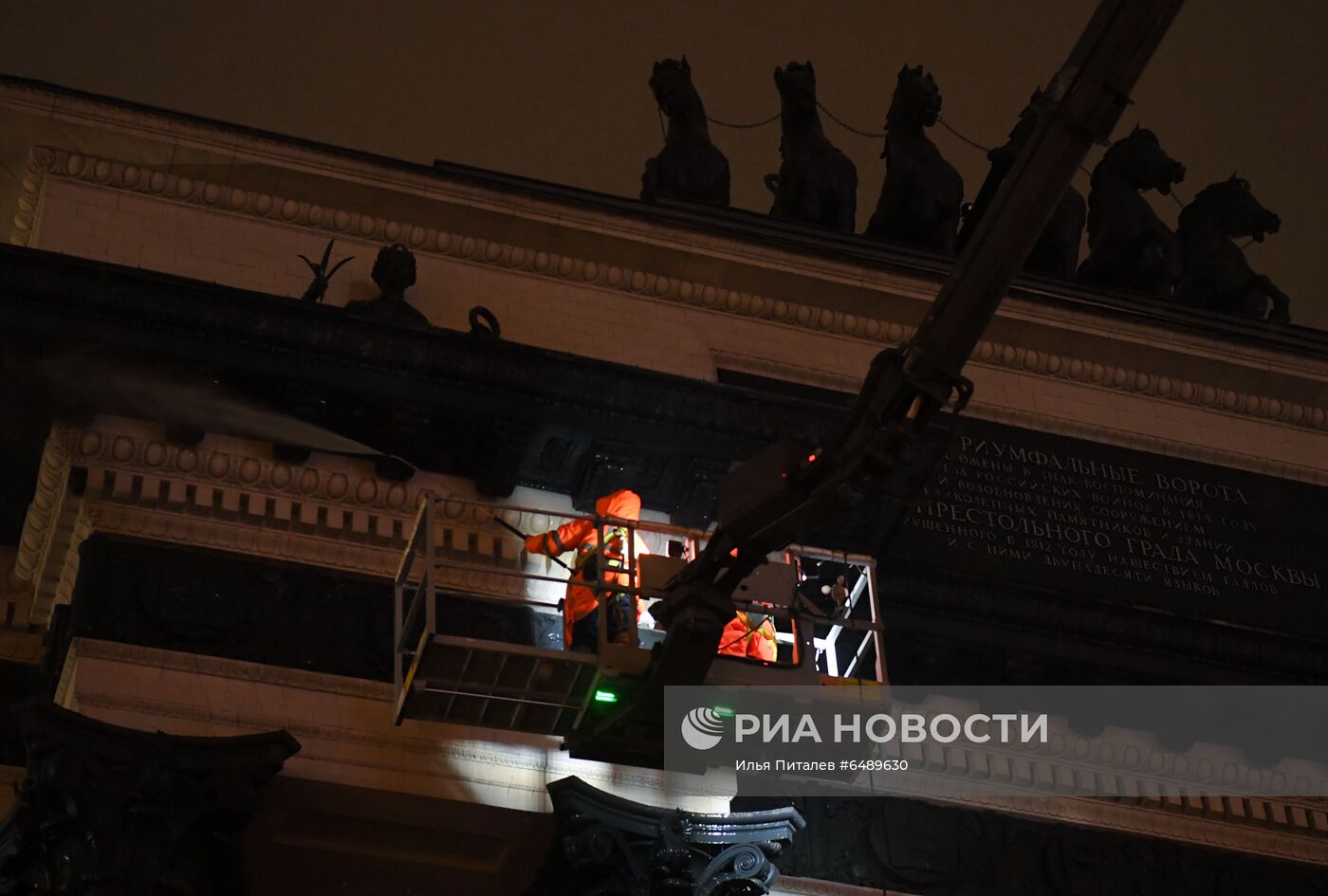 В Москве помыли Триумфальную арку на Кутузовском проспекте