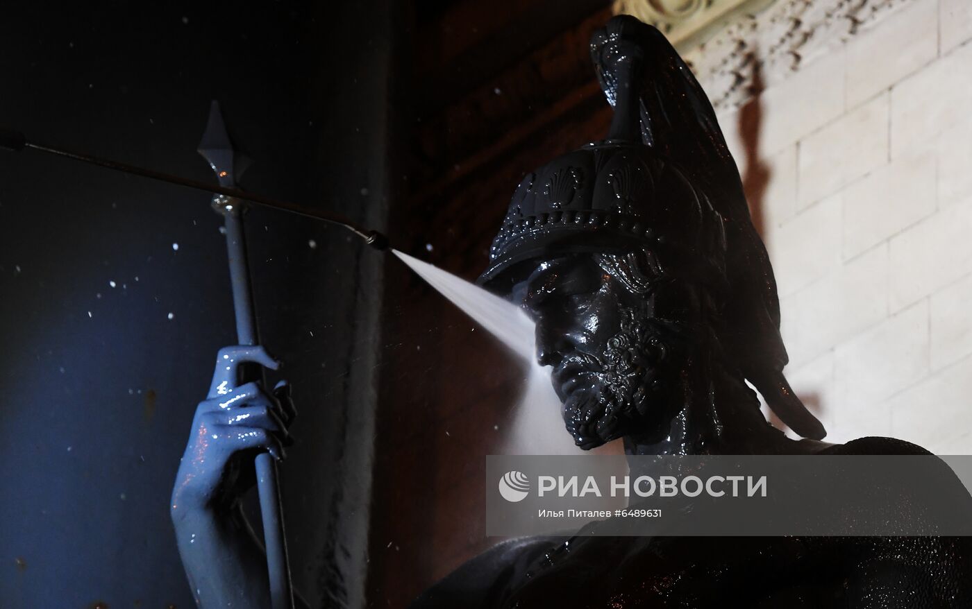 В Москве помыли Триумфальную арку на Кутузовском проспекте