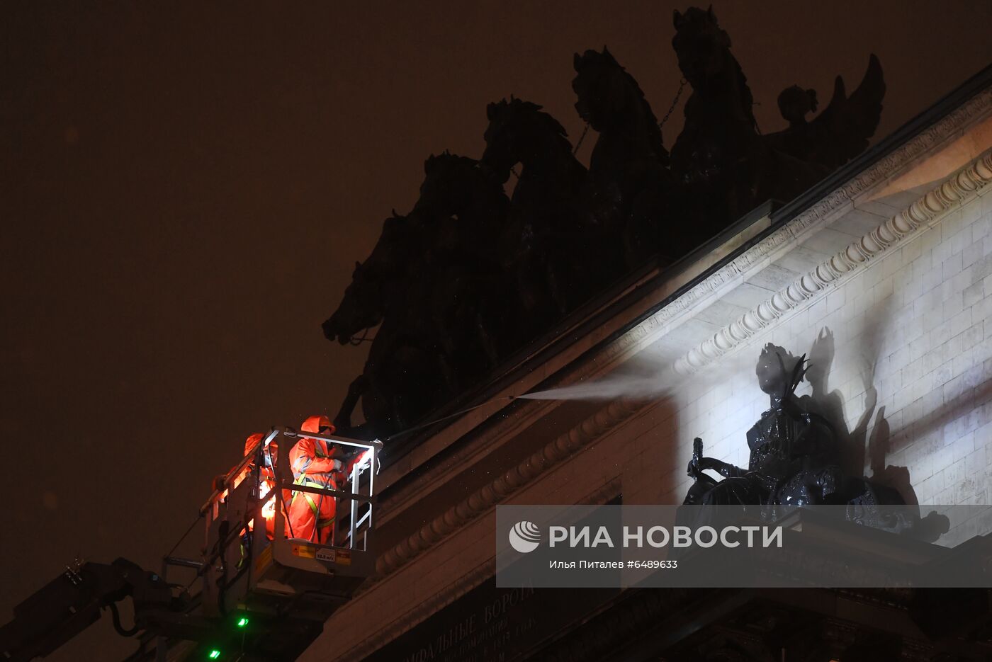 В Москве помыли Триумфальную арку на Кутузовском проспекте