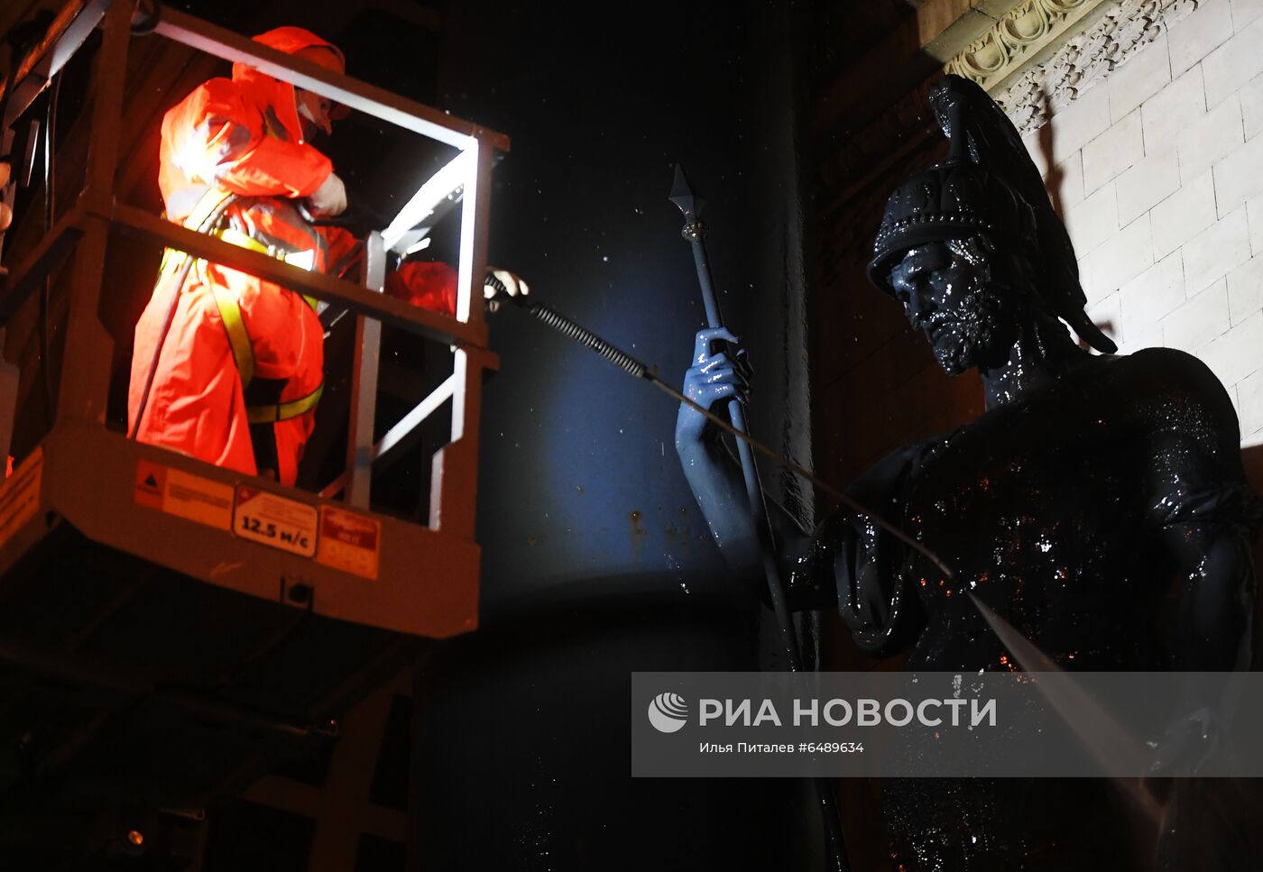 В Москве помыли Триумфальную арку на Кутузовском проспекте