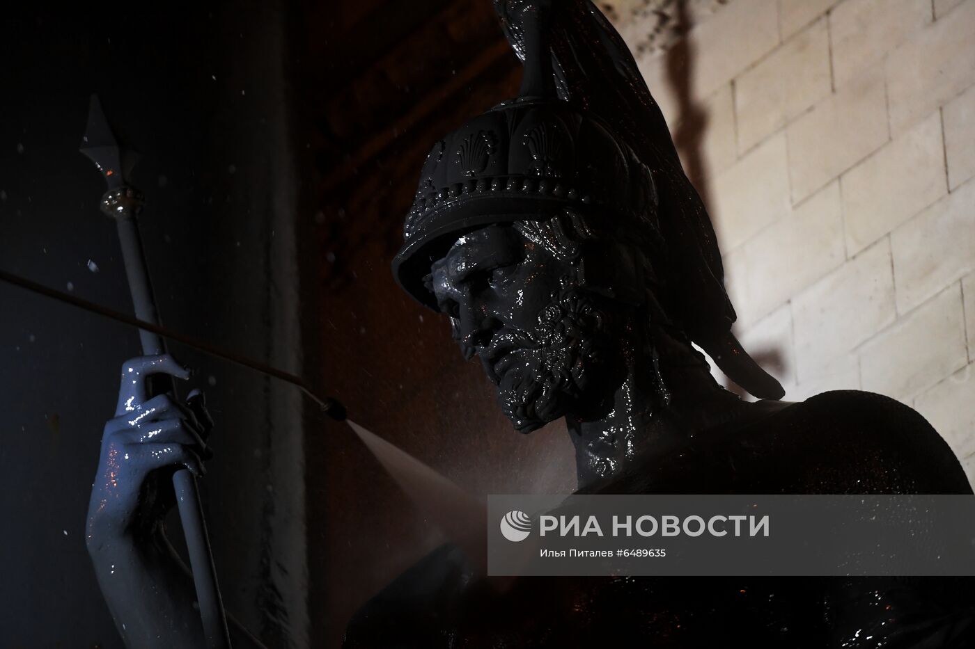 В Москве помыли Триумфальную арку на Кутузовском проспекте