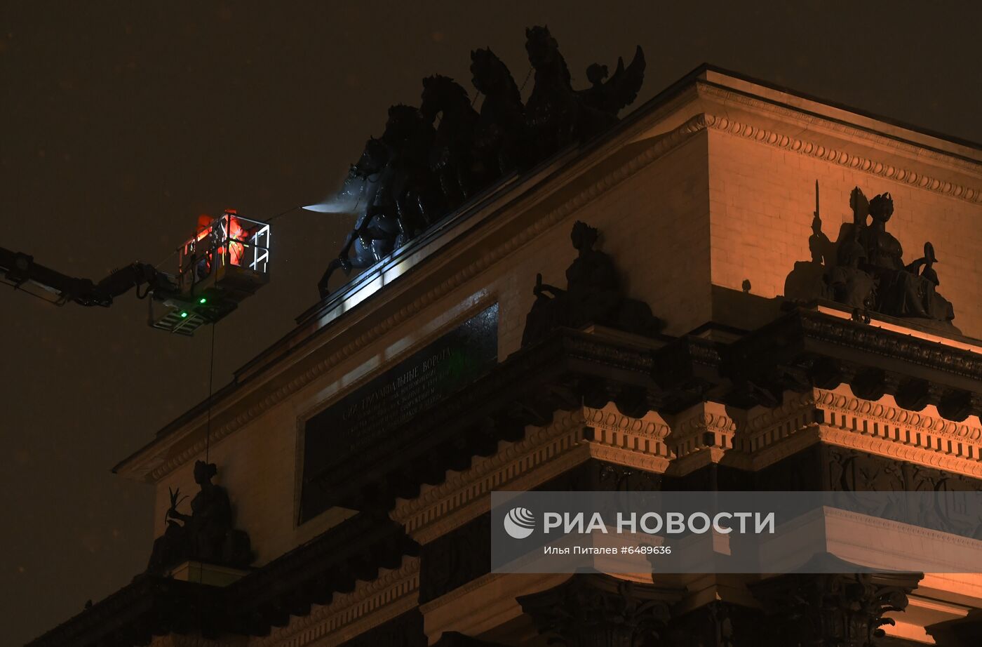 В Москве помыли Триумфальную арку на Кутузовском проспекте