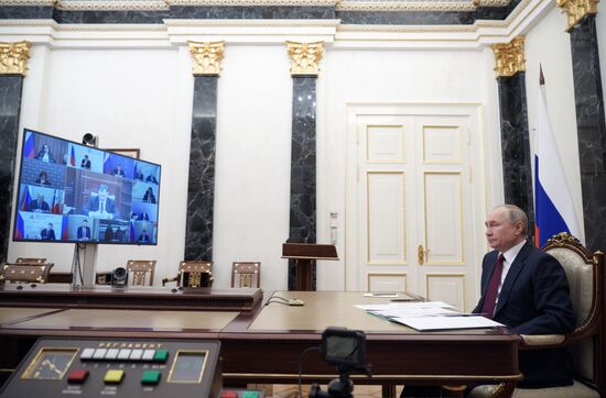Президент РФ В. Путин провел совещание по вопросам социально-экономического развития Республики Крым и Севастополя