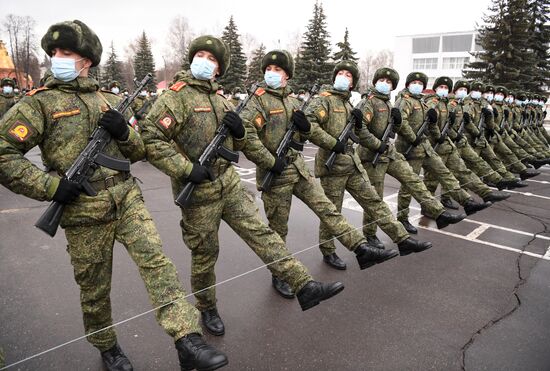 Подготовка курсантов к военному параду на Красной площади 