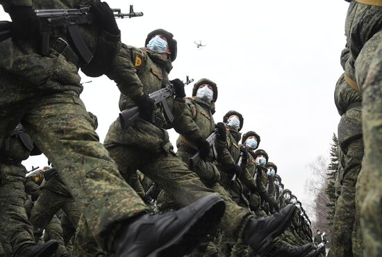 Подготовка курсантов к военному параду на Красной площади 