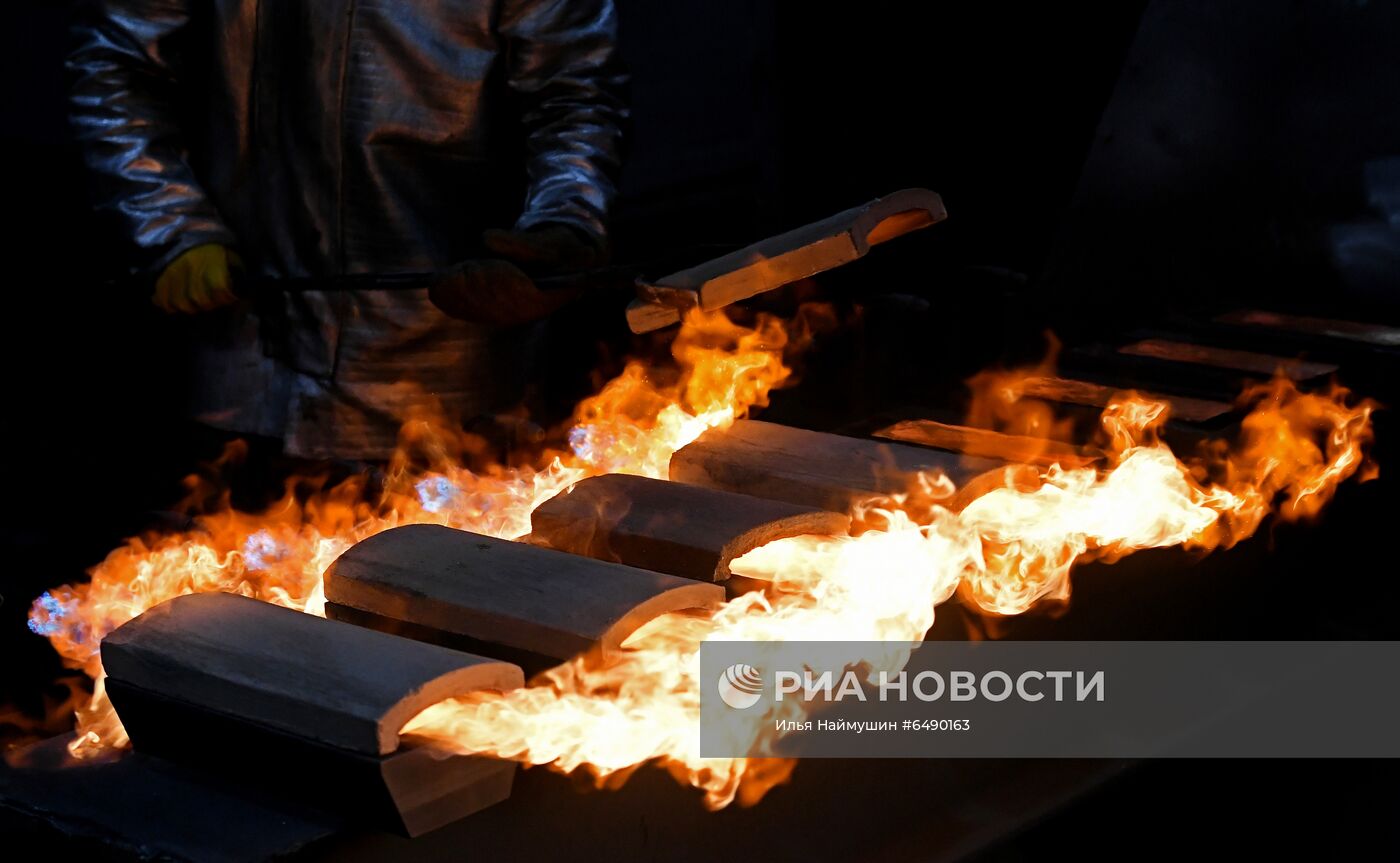 Производство золотых слитков на заводе "Красцветмет"