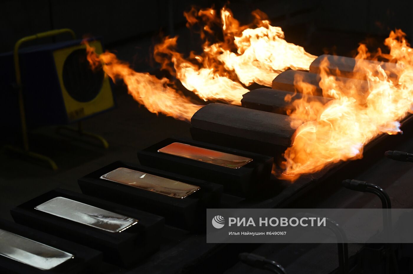 Производство золотых слитков на заводе "Красцветмет"