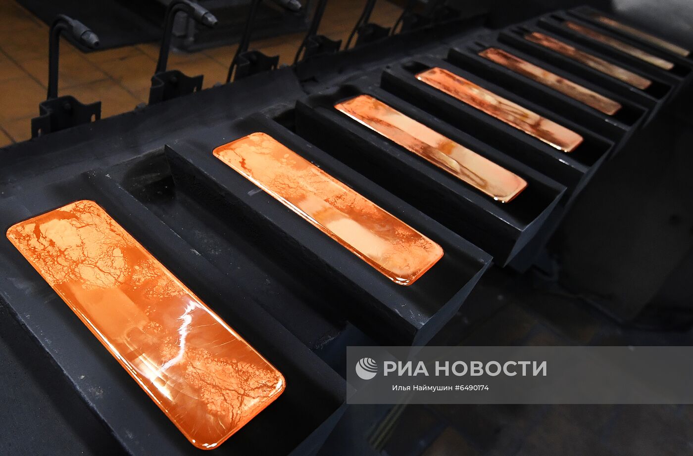 Производство золотых слитков на заводе "Красцветмет"