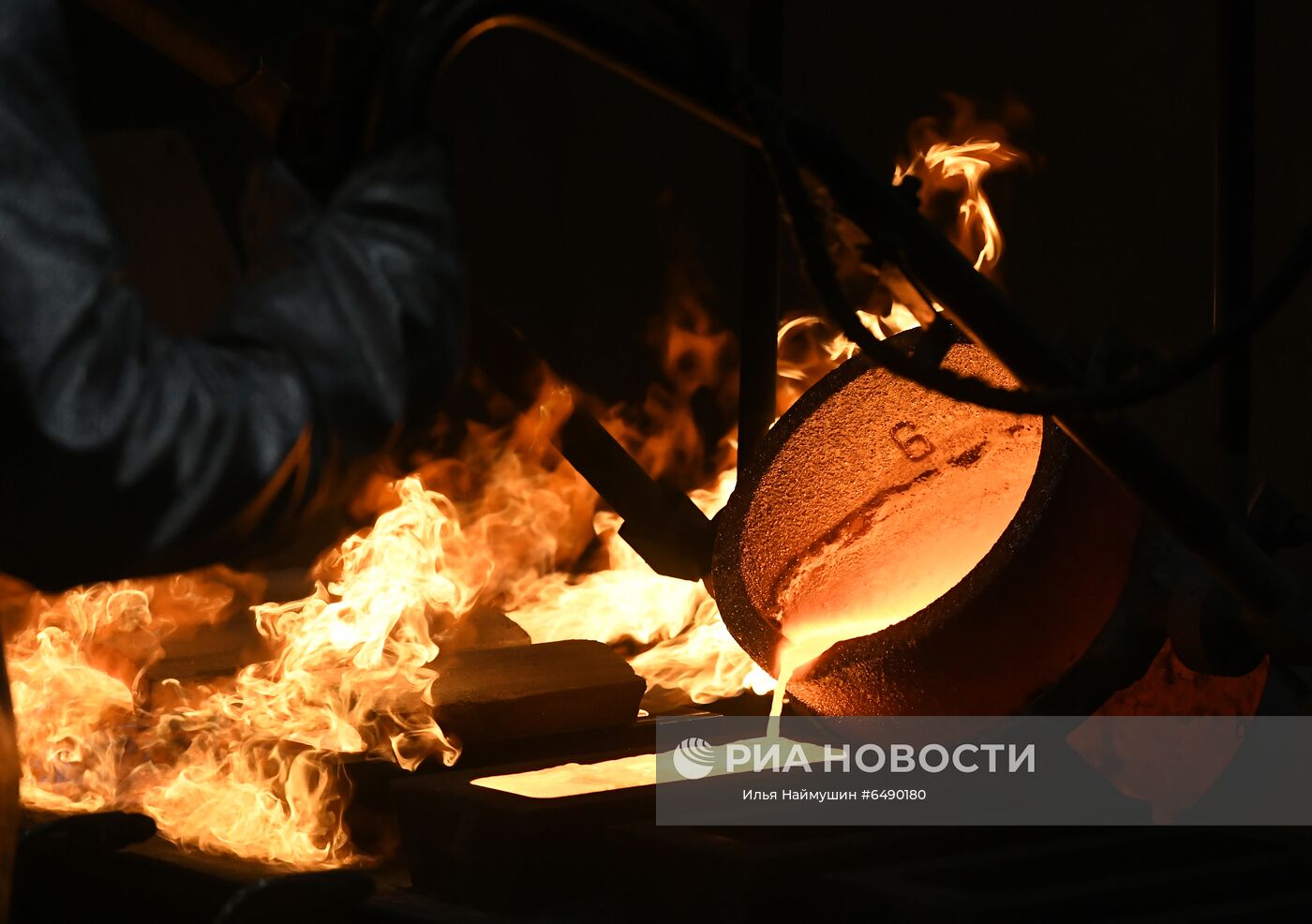 Производство золотых слитков на заводе "Красцветмет"