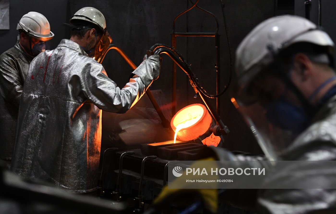 Производство золотых слитков на заводе "Красцветмет"