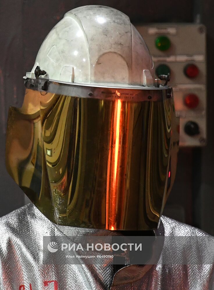 Производство золотых слитков на заводе "Красцветмет"