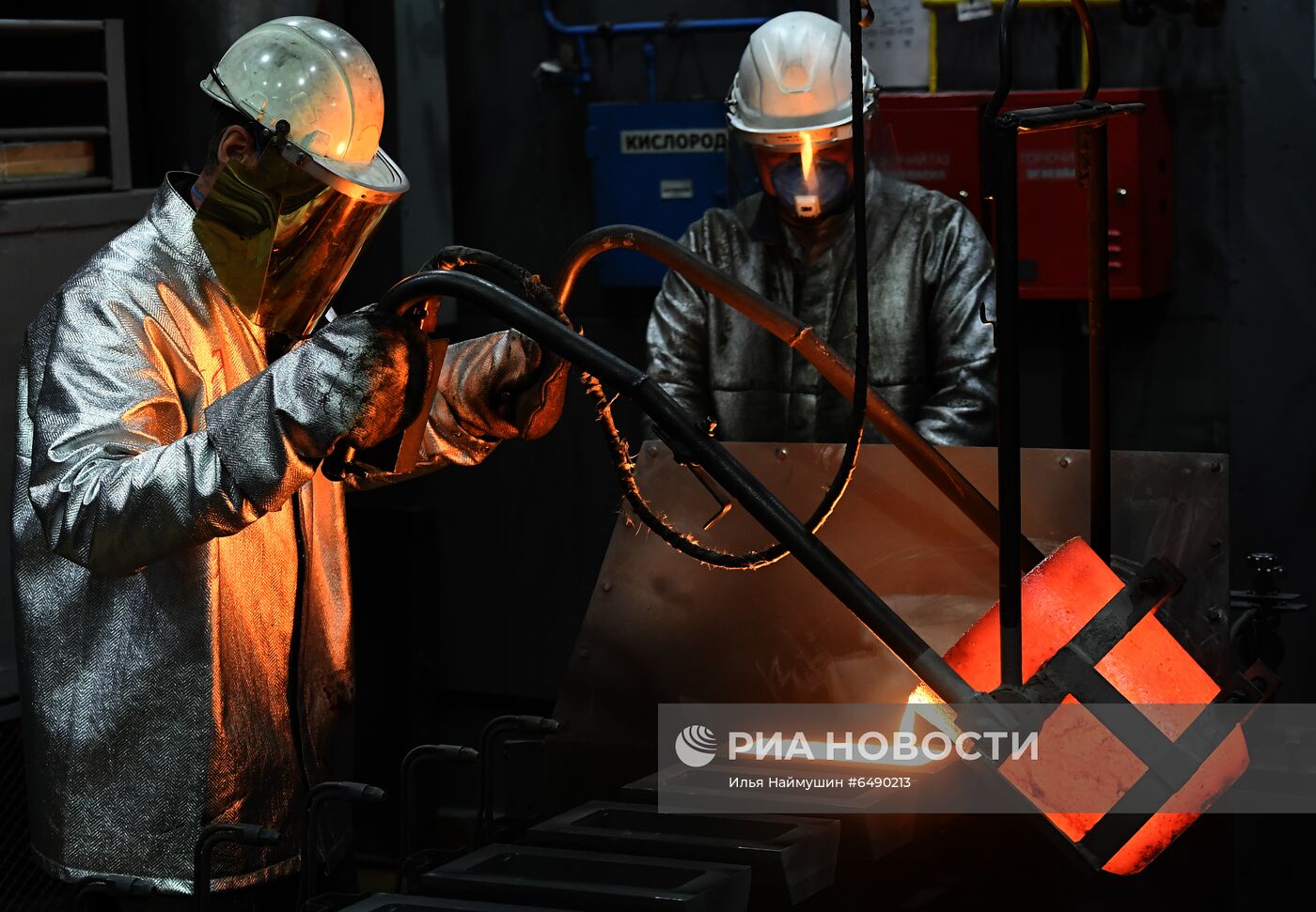 Производство золотых слитков на заводе "Красцветмет"