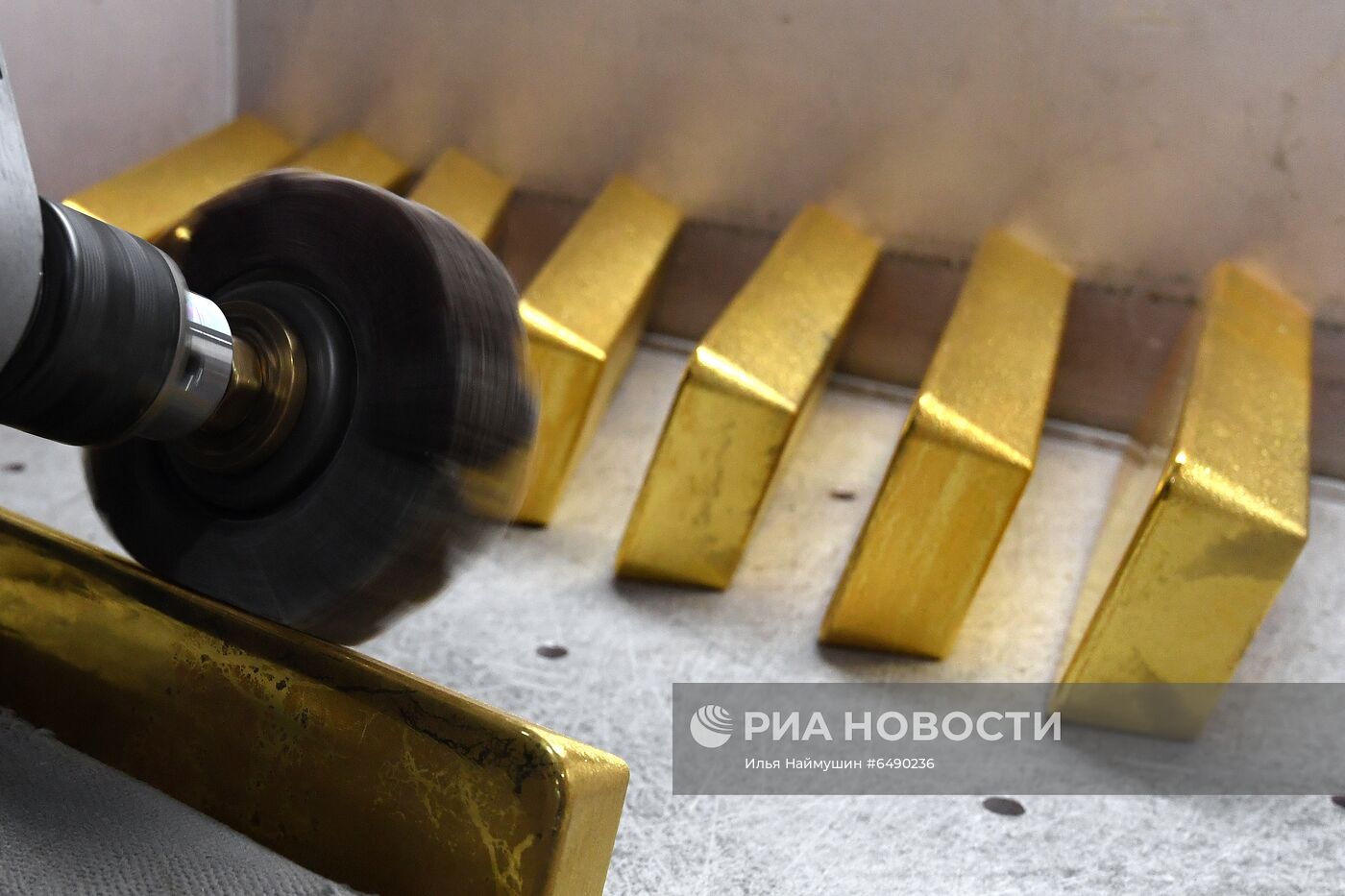 Производство золотых слитков на заводе "Красцветмет"