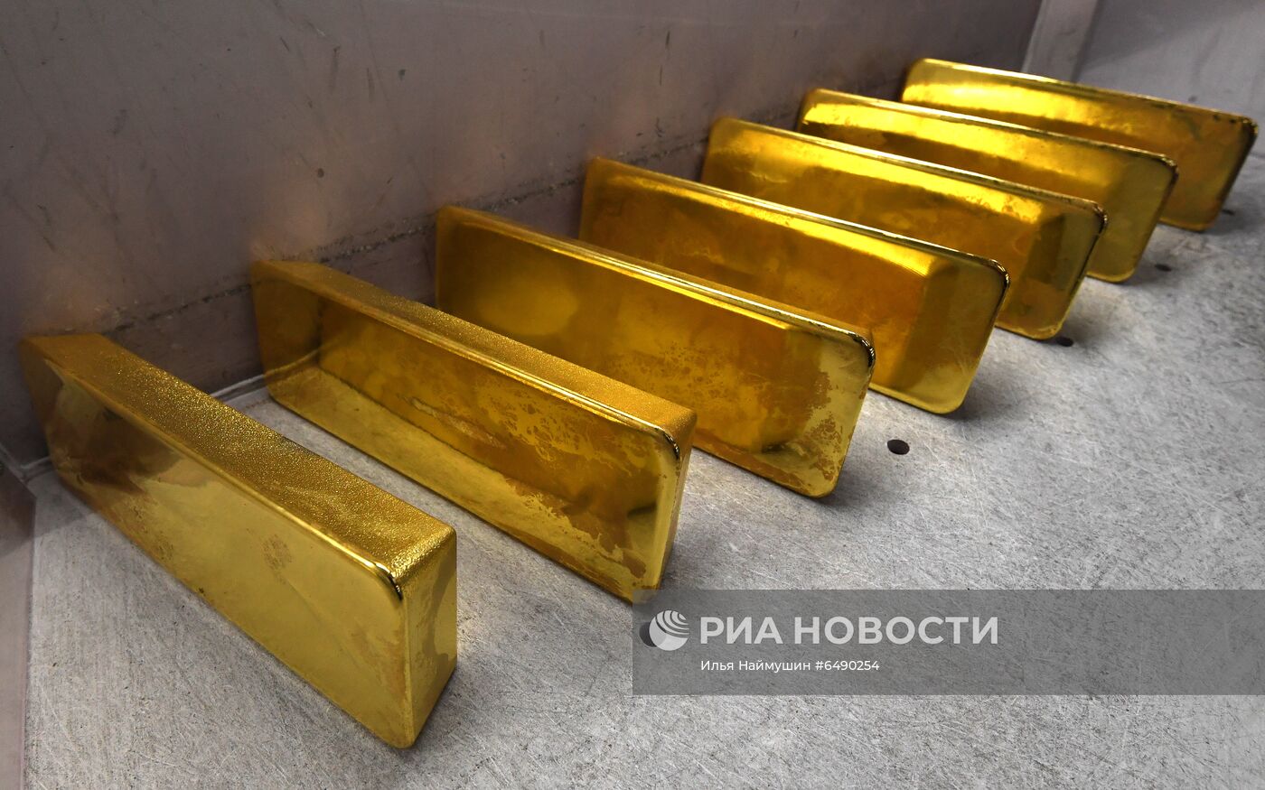 Производство золотых слитков на заводе "Красцветмет"