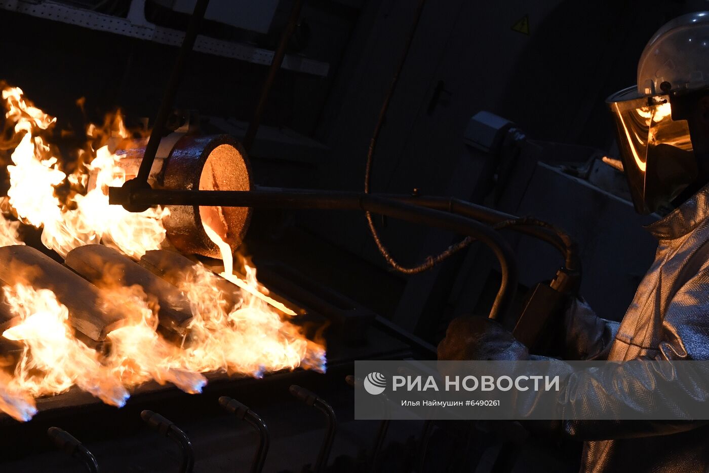 Производство золотых слитков на заводе "Красцветмет"