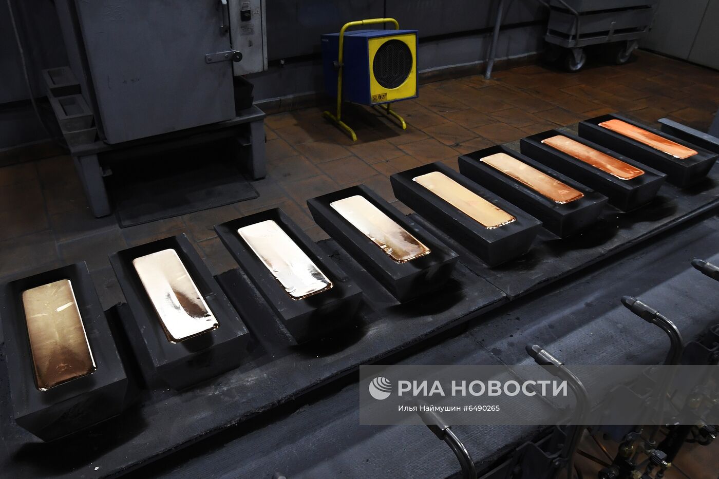 Производство золотых слитков на заводе "Красцветмет"