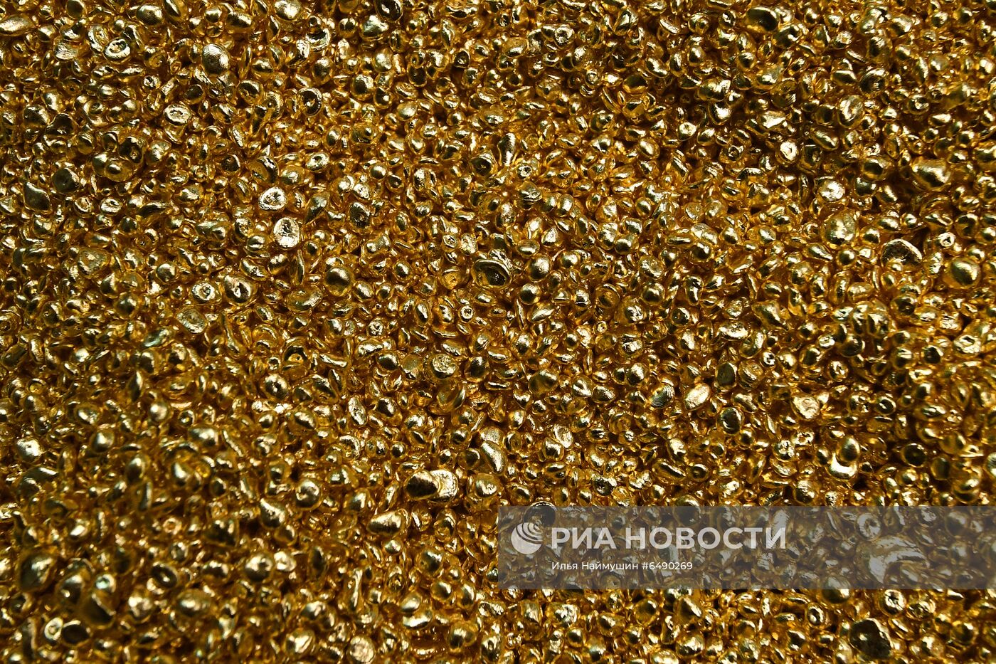 Производство золотых слитков на заводе "Красцветмет"