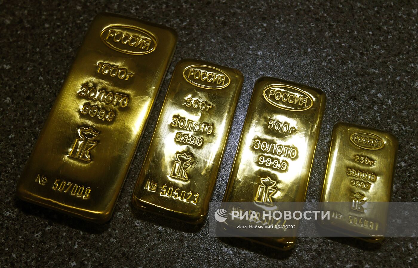 Производство золотых слитков на заводе "Красцветмет"