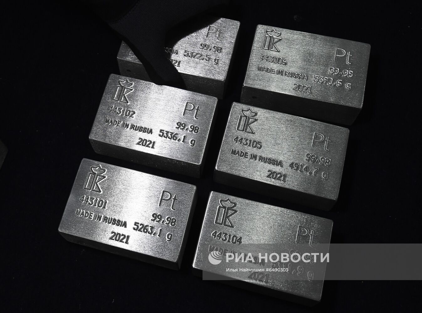 Производство золотых слитков на заводе "Красцветмет"