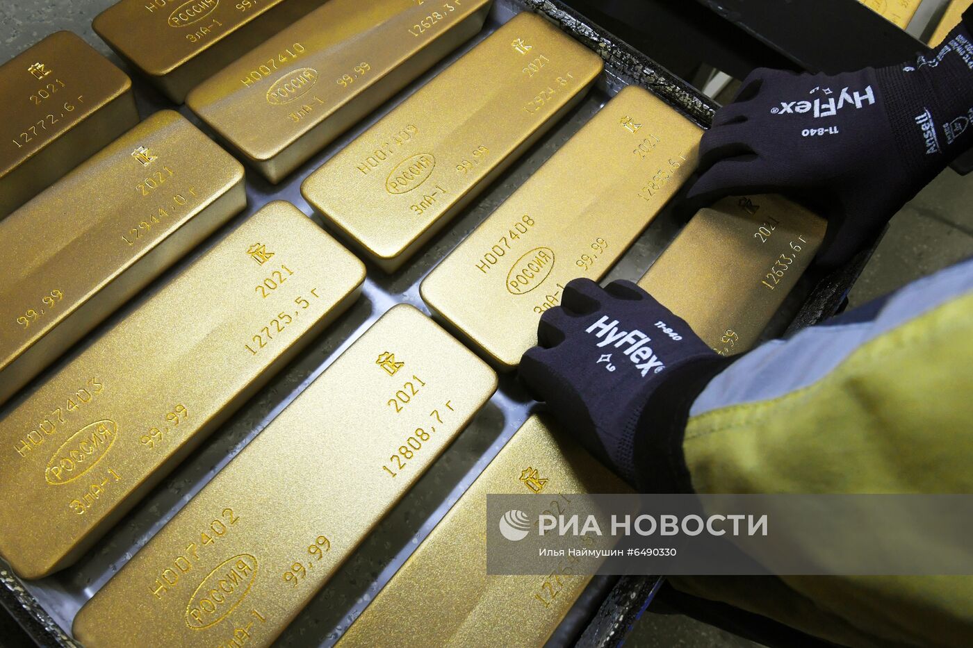 Производство золотых слитков на заводе "Красцветмет"
