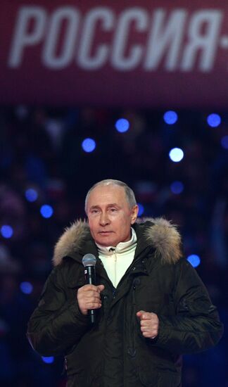 Президент РФ В. Путин посетил концерт в честь воссоединения Крыма и России