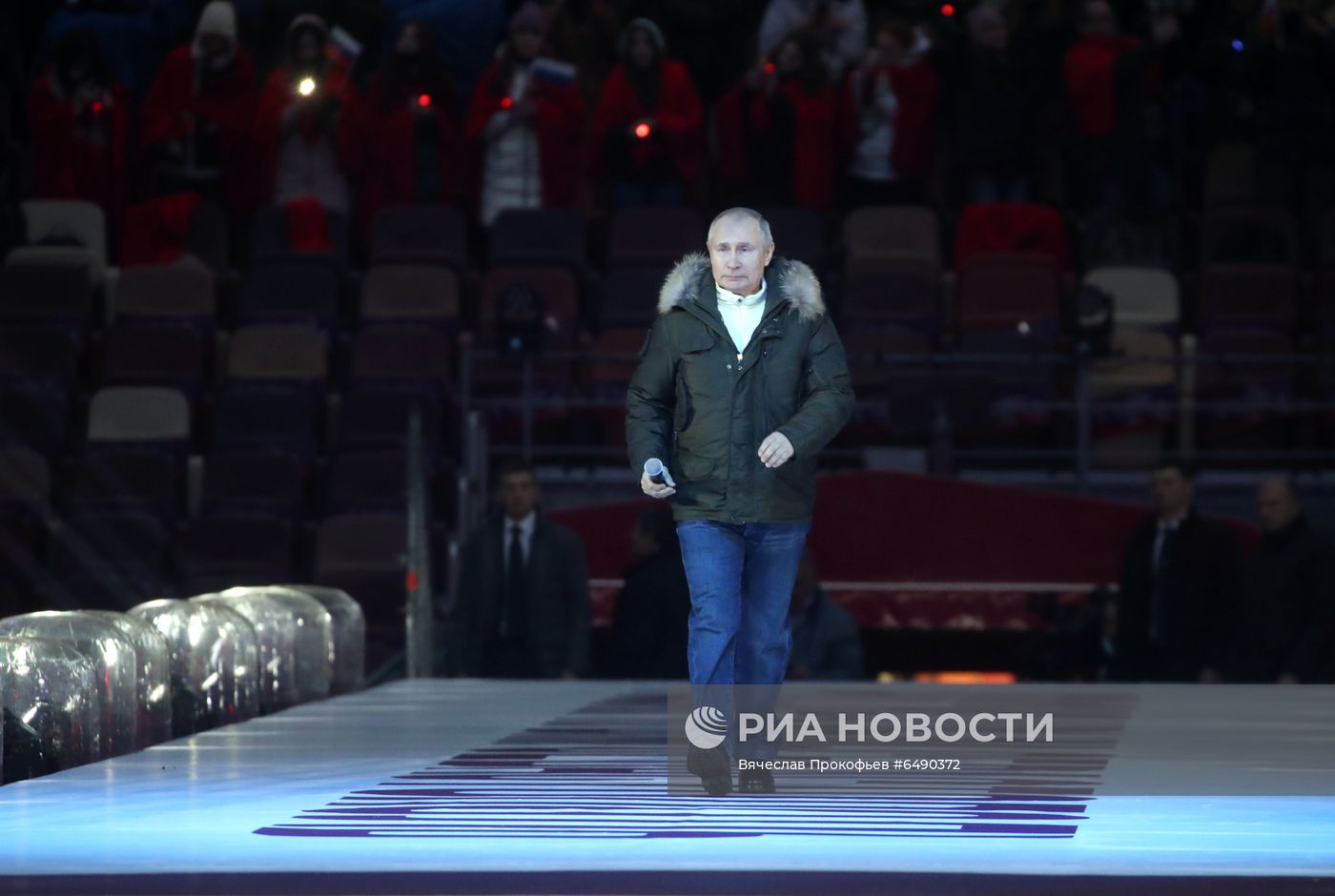 Президент РФ В. Путин посетил концерт в честь воссоединения Крыма и России