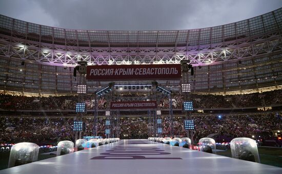 Президент РФ В. Путин посетил концерт в честь воссоединения Крыма и России