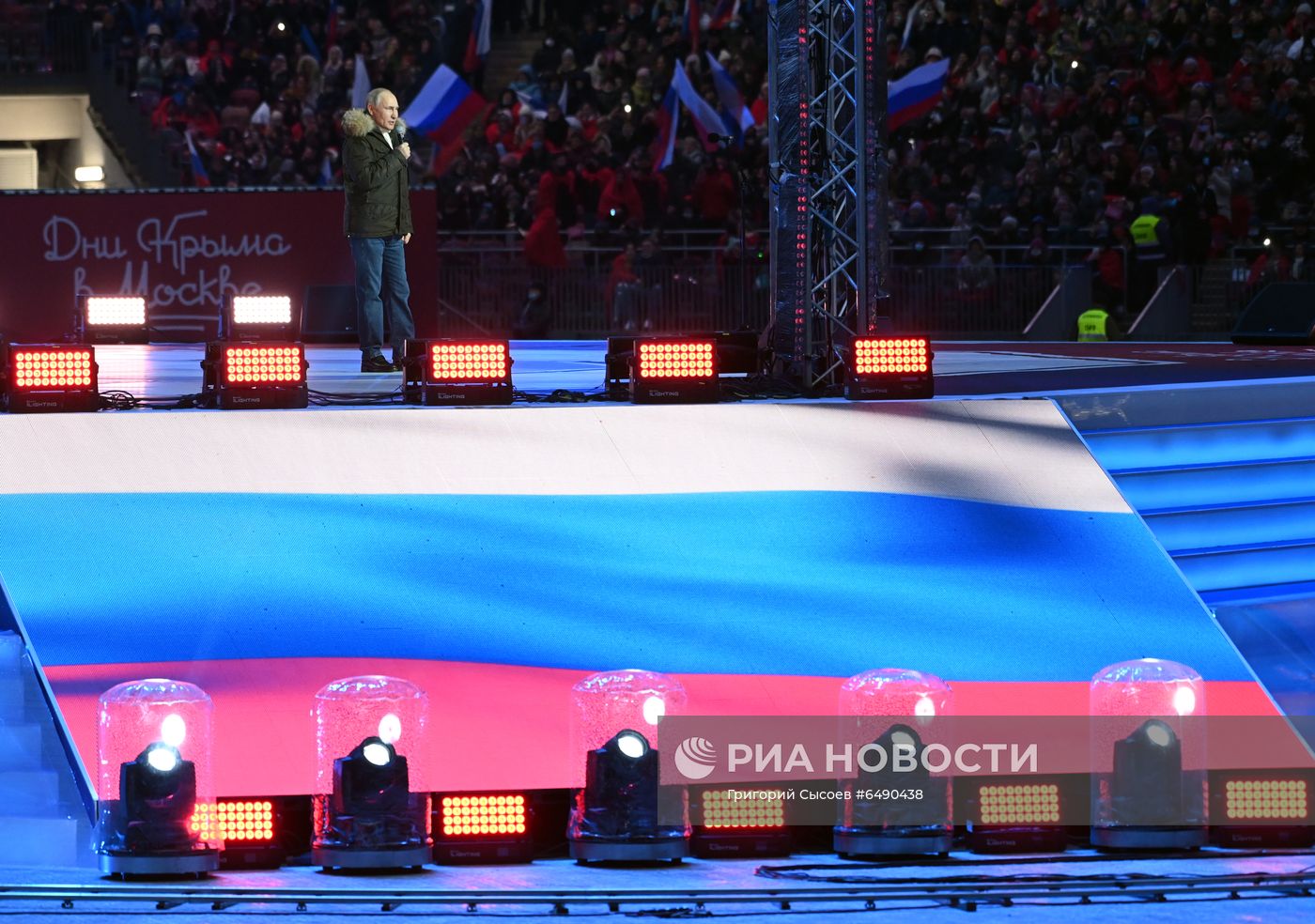 Президент РФ В. Путин посетил концерт в честь воссоединения Крыма и России